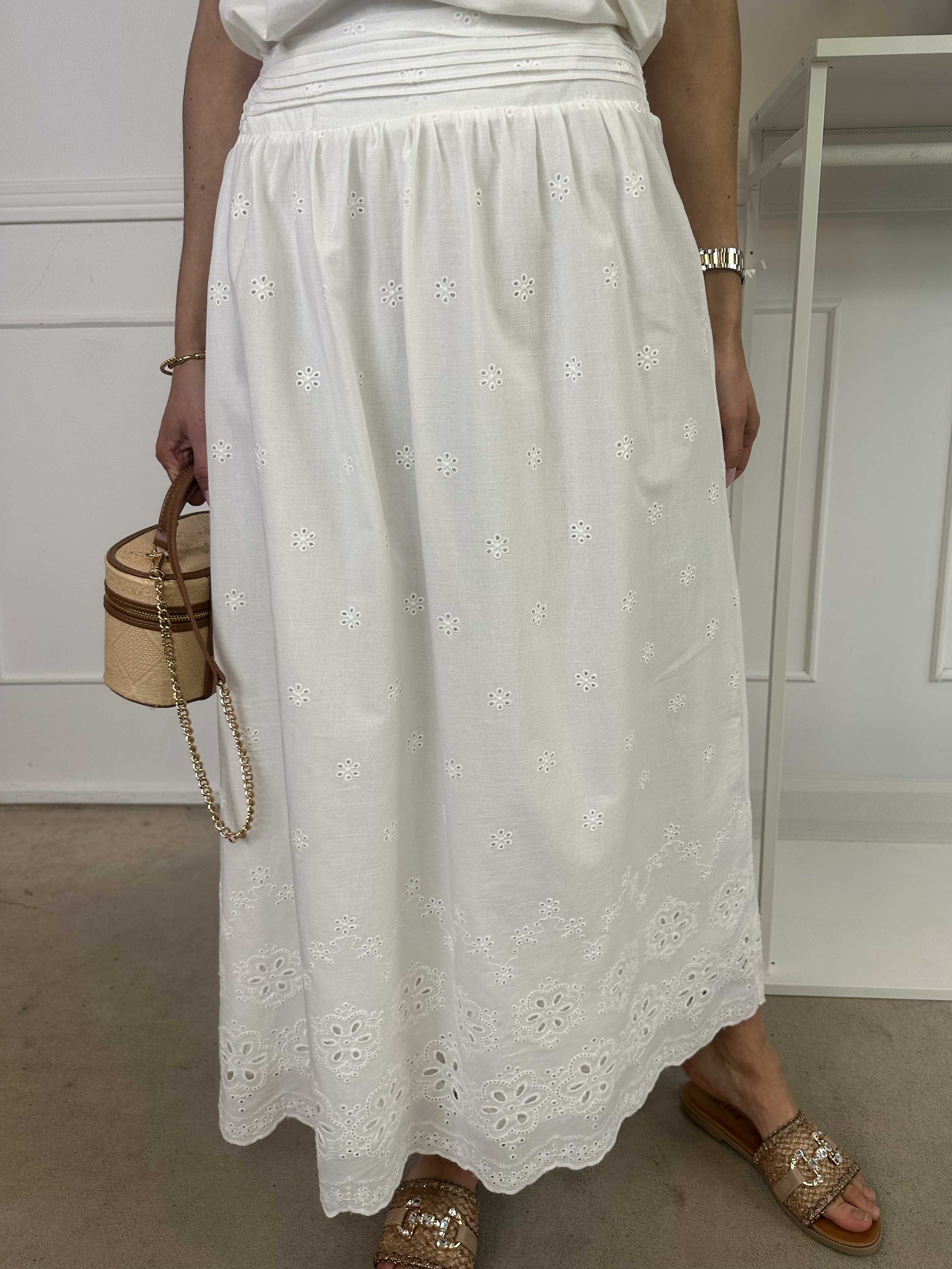 Susan - Söt kjol i vit bomull med broderie anglaise